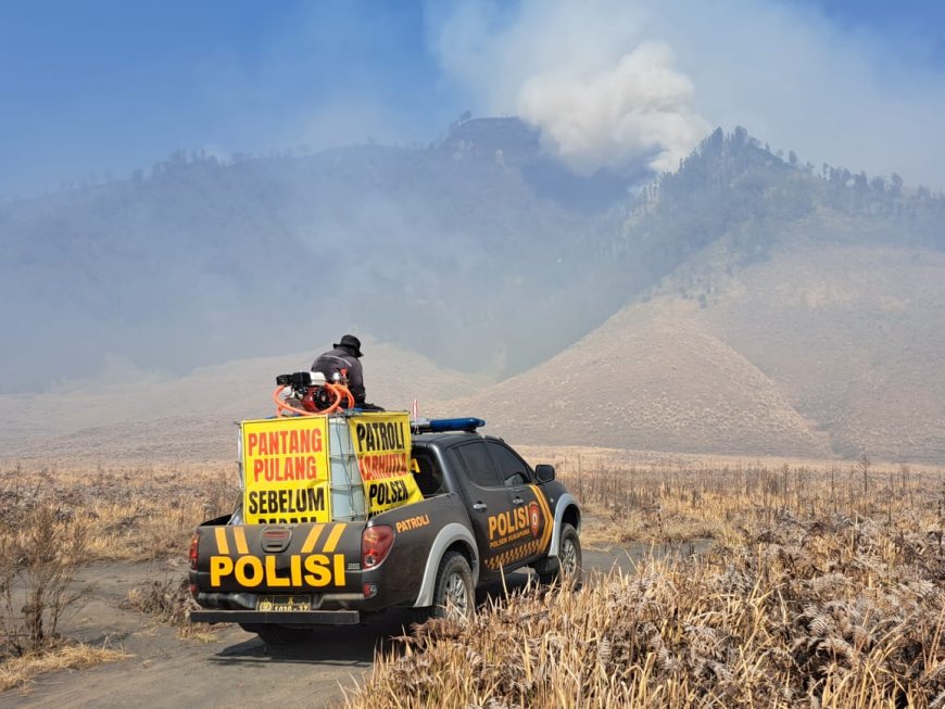 Polres Probolinggo Terjunkan Personel dan Armada Modifikasi untuk Padamkan Karhutla di Blok Pengol Bromo