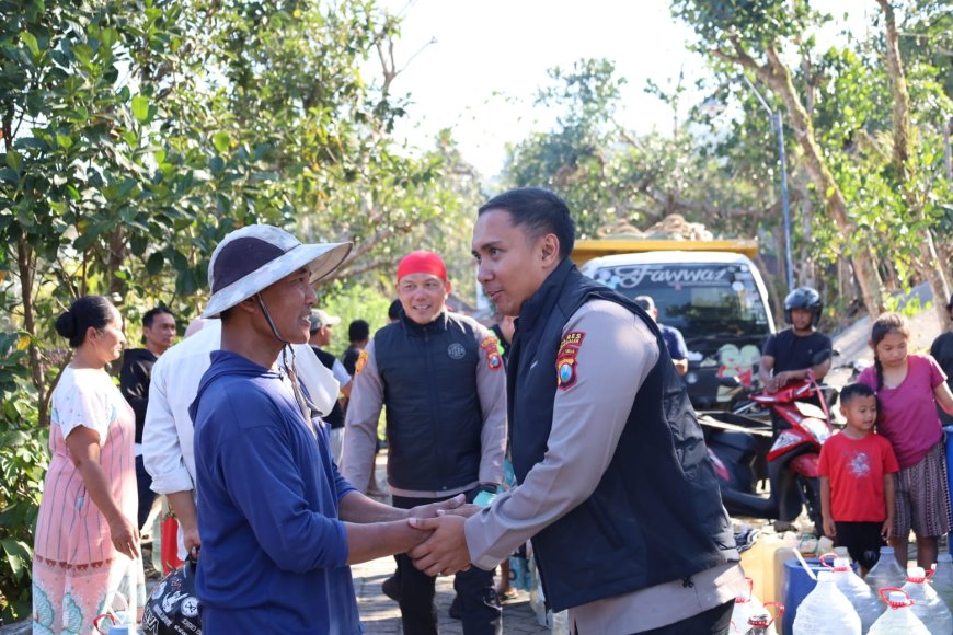 Terapkan Ecology Policing, Patroli Gentong Polres Trenggalek Kembali Salurkan Bantuan Air Bersih